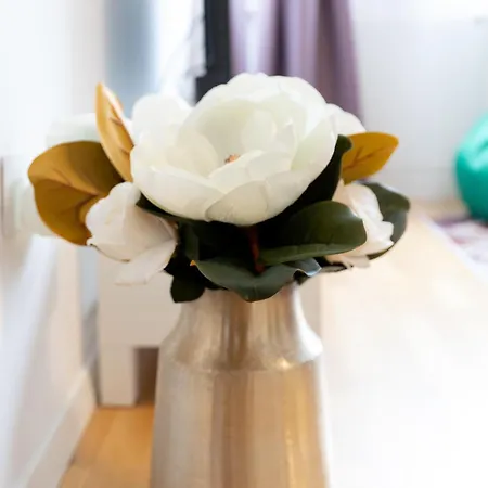 Old Town Oasis - Secured Parking Nearby - Self Check In - Metro Station At 1min דירה *