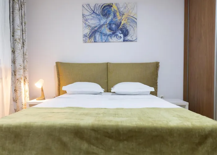 Old Town Oasis - Secured Parking Nearby - Self Check In - Metro Station At 1min Daire *