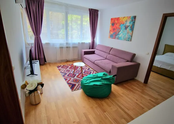 Апартаменти Old Town Oasis - Secured Parking Nearby - Self Check In - Metro Station At 1min Бухарест