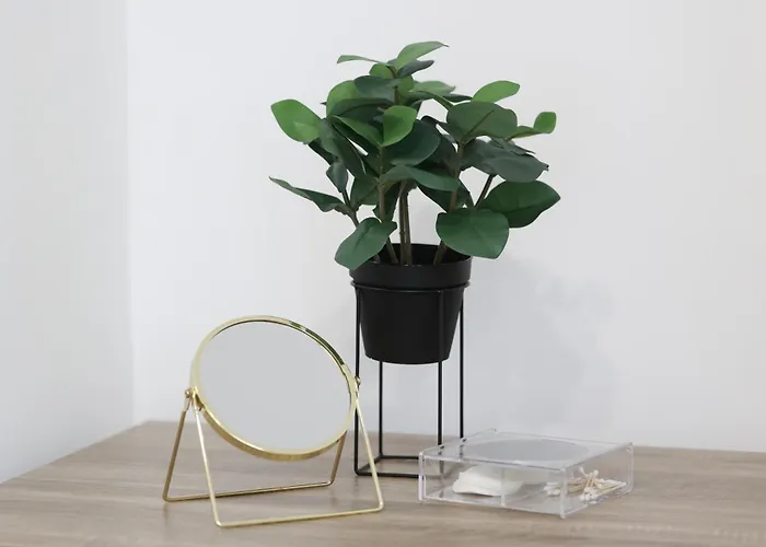 Апартаменти Old Town Oasis - Secured Parking Nearby - Self Check In - Metro Station At 1min Бухарест